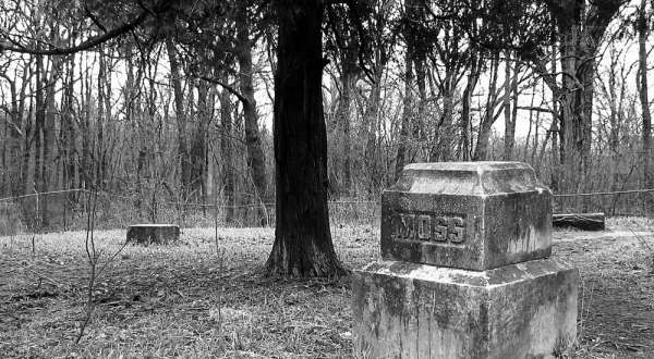 6 Disturbing Cemeteries In Illinois That Will Give You Goosebumps