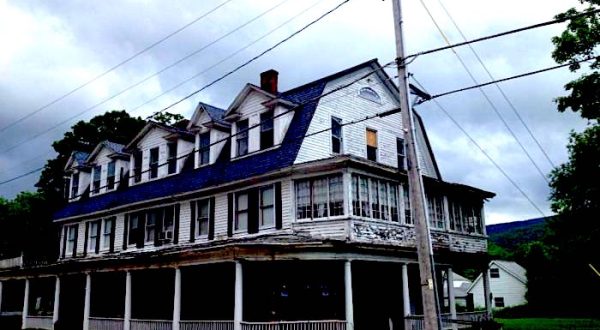 These 7 Haunted Houses Across America Are So Terrifying You Have To Sign A Waiver To Enter