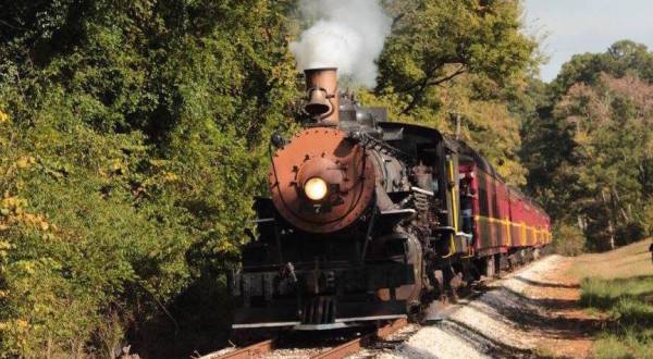 Take This Fall Foliage Train Ride Through Texas For A One-Of-A-Kind Experience