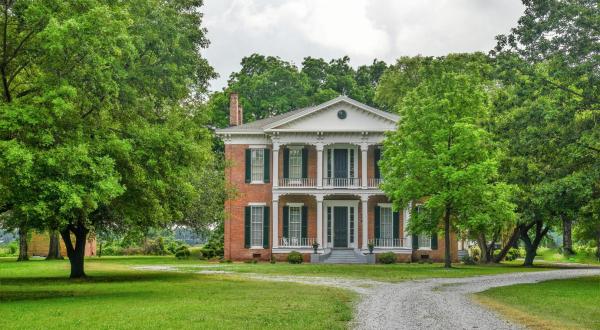 This Historic Mississippi Mansion Is Too Impressive For Words