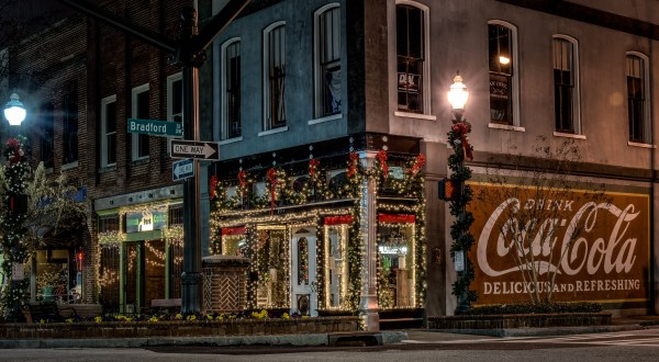 Here Are The 10 Most Enchanting, Magical Christmas Towns In Georgia