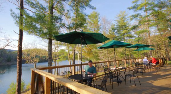 The Lakeview Restaurant In Virginia That’s Simply Unforgettable