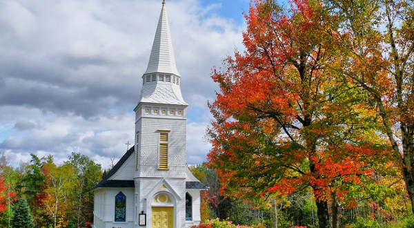 The Chapel In New Hampshire That’s Located In The Most Unforgettable Setting
