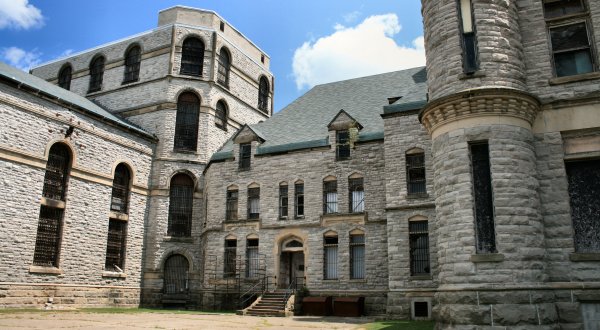 A Terrifying Tour Of This Haunted Prison Near Cleveland Is Not For The Faint Of Heart