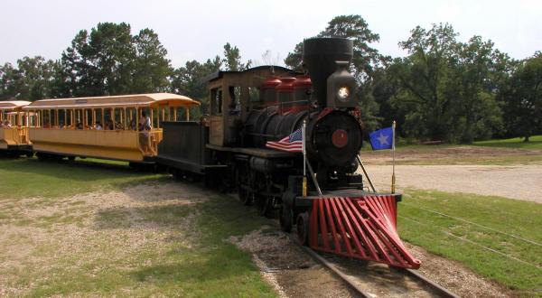 There’s A Magical Trolley Ride In Louisiana That Most People Don’t Know About