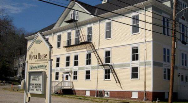 The Story Behind This Haunted Theater In Maine Is Truly Creepy