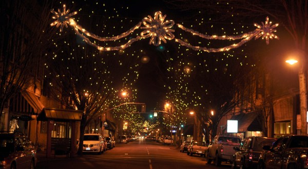 Here Are The 13 Most Enchanting, Magical Christmas Towns In Oregon