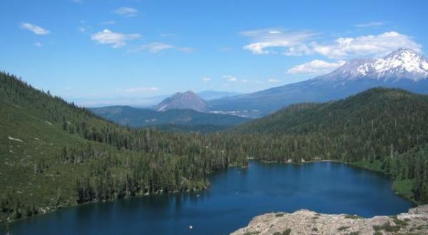 The Hidden Lake In Northern California That Everyone Should Visit At Least Once