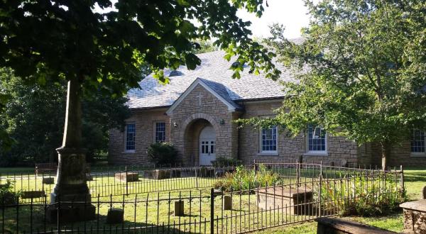 The Chapel In Kentucky That’s Located In The Most Unforgettable Setting