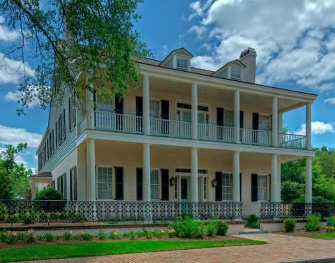 You'll Never Forget A Stay At This Alabama Inn That's Full Of Historic Charm