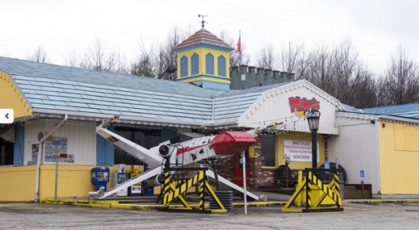 The Quirkiest Restaurant In Ohio, Mike’s Place, Has A Hodgepodge Of Themes