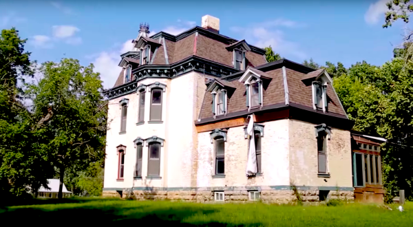 The Beautiful Victorian Mansion That’s Been Left To Decay In America’s Southwest
