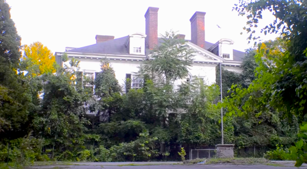 The Century-Old Mansion That’s Decaying In America’s Heartland