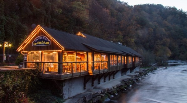 7 North Carolina Restaurants Right On The River That You’re Guaranteed To Love