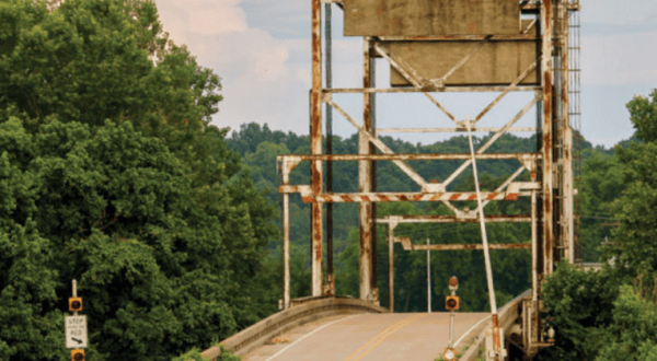The History Of This Haunted Mississippi Bridge Will Give You Nightmares