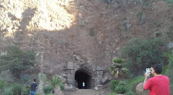 Hiking To This Aboveground Cave In Southern California Will Give You A Surreal Experience