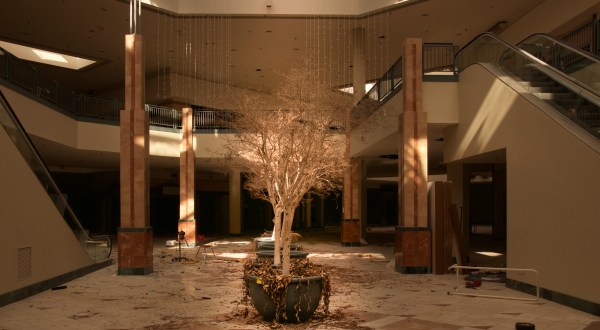 Step Inside The Abandoned Mall That’s Been Left To Decay In Illinois