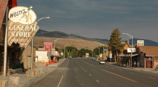 The Coziest Small Mountain Town In Wyoming To Visit This Season