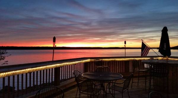 The Lakeside Restaurant In Kansas That’s Like Something From A Dream