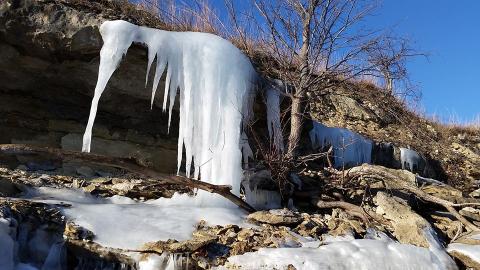 The Easy 1-Mile Winter Hike In Kansas That's Positively Bewitching