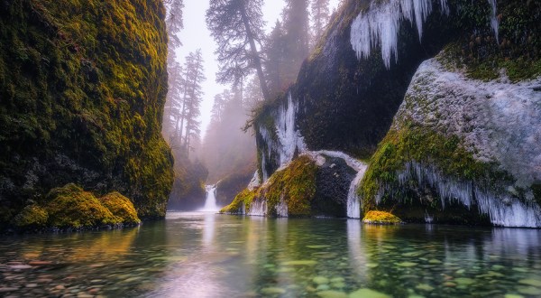 5 Gorgeous Frozen Waterfalls Around Portland That Must Be Seen To Be Believed