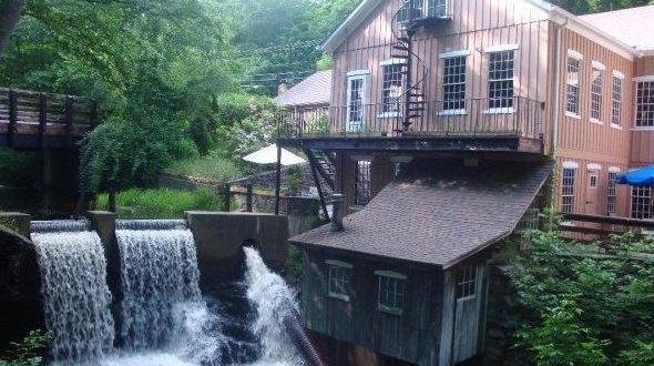 The Waterfall Restaurant In Connecticut You Absolutely Must Visit