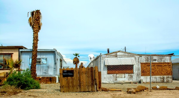 Life Inside This Living California Ghost Town Is So Bizarre