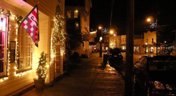 8 Main Streets In Oregon That Are Pure Magic During Christmastime