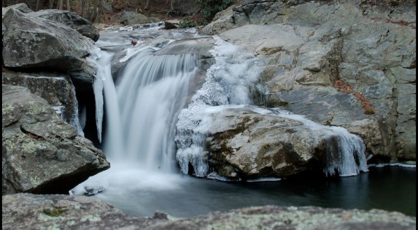 10 Gorgeous Frozen Waterfalls In North Carolina That Must Be Seen To Be Believed