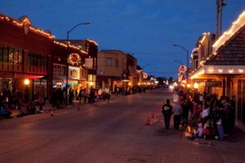 11 Main Streets In Kansas That Are Pure Magic During Christmastime