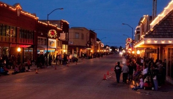 11 Main Streets In Kansas That Are Pure Magic During Christmastime