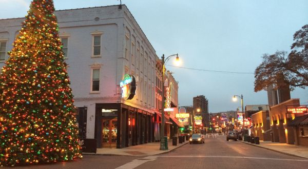 7 Main Streets In Tennessee That Are Pure Magic During Christmastime