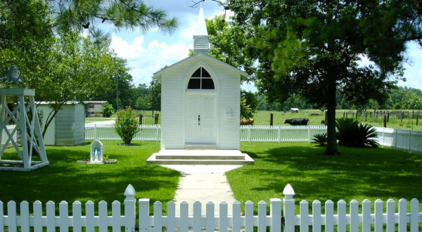 The Chapel In Louisiana That’s Located In The Most Unforgettable Setting