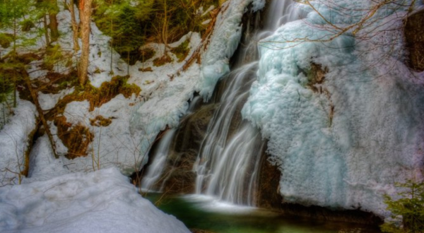 8 Gorgeous Frozen Waterfalls In Vermont That Must Be Seen To Be Believed