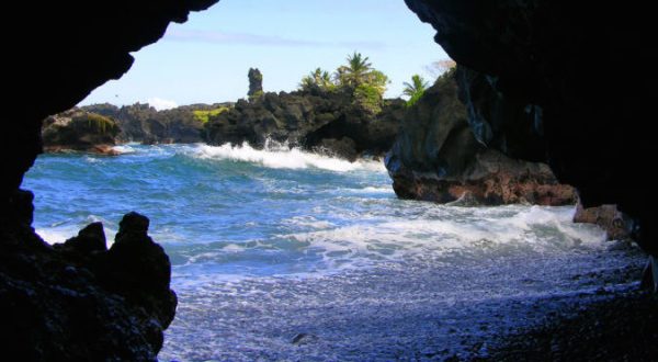 9 Enchanting Sea Caves In Hawaii You’ll Want To Explore