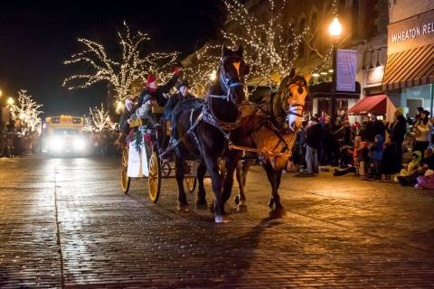 11 Main Streets In Illinois That Are Pure Magic During Christmastime