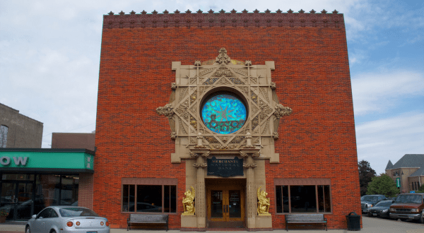 You’ve Never Seen Anything Like These Beautiful, One-Of-A-Kind Banks In Iowa