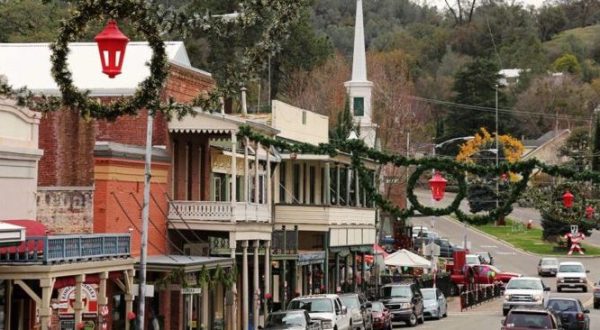 7 Main Streets In Northern California That Are Pure Magic During Christmastime