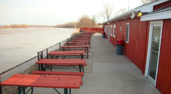 8 Nebraska Restaurants Right On The River That You’re Guaranteed To Love