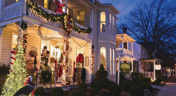 10 Main Streets Surrounding Washington DC That Are Pure Magic During Christmastime