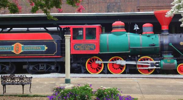 The Train-Themed Restaurant In Tennessee That Will Make You Feel Like A Kid Again
