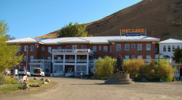 The History Behind This Remote Hotel In Oregon Is Both Eerie And Fascinating