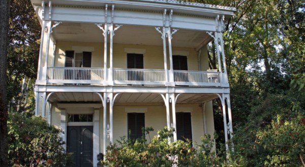 The Story Behind Mississippi’s Most Haunted House Is Beyond Terrifying