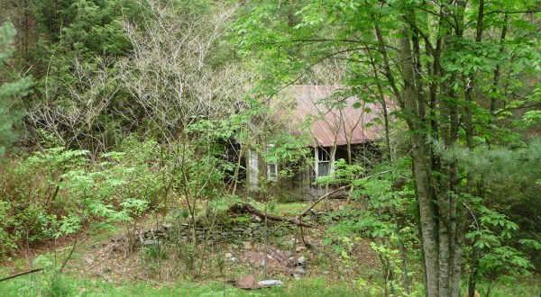 The Creepiest Ghost Town In North Carolina Is The Stuff Nightmares Are Made Of