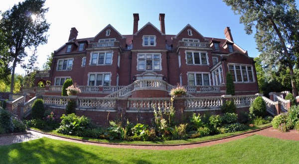 The Deadly History Of This Minnesota Mansion Is Terrifying But True