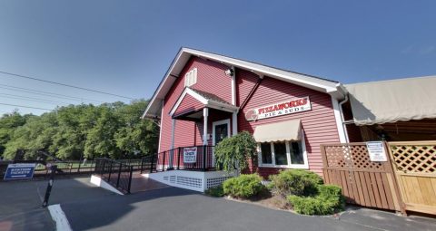 The Train-Themed Restaurant In Connecticut That Will Make You Feel Like A Kid Again