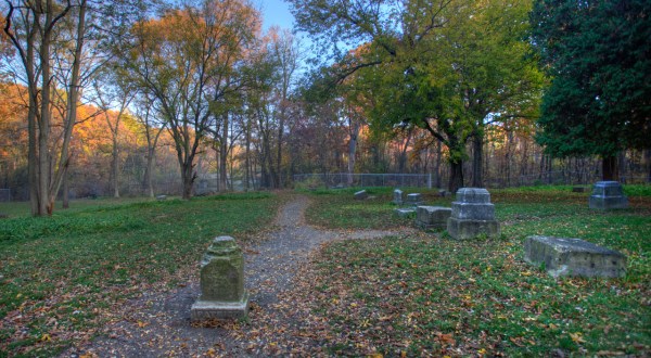 The Haunted Hike In Illinois That Will Send You Running For The Hills