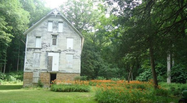 The Eerie History Behind This Former Resort Town In Illinois Is Downright Bizarre