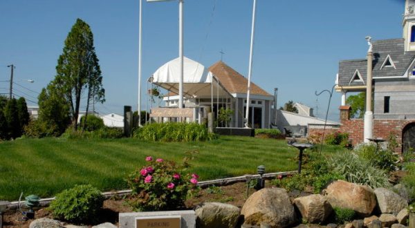 The Chapel In Rhode Island That’s Located In The Most Unforgettable Setting