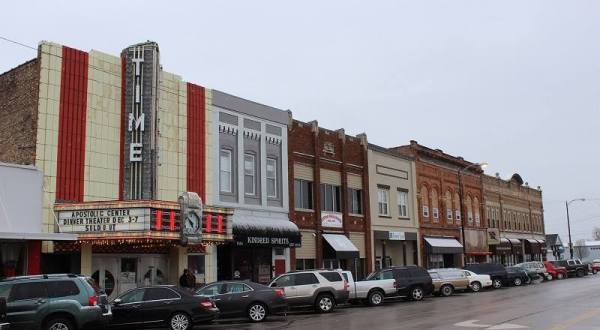 9 Small Towns In Illinois Where Downtown Is The Place To Be